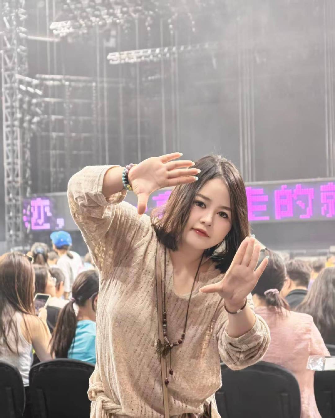（昨天没发出去的）
带媳妇来看了场Ella陈嘉桦的演唱会，就在南昌，今天还有第二场进行时[笑而不语]

昨天用vivo X300s增距镜套装拍了不少，距离舞台不远，你们想看嘛？[并不简单]今天还去白话咖啡喝了杯咖啡，和摩天轮好配啊！
有没有？[笑而不语][笑而不语]#陈嘉桦[超话]#  ​