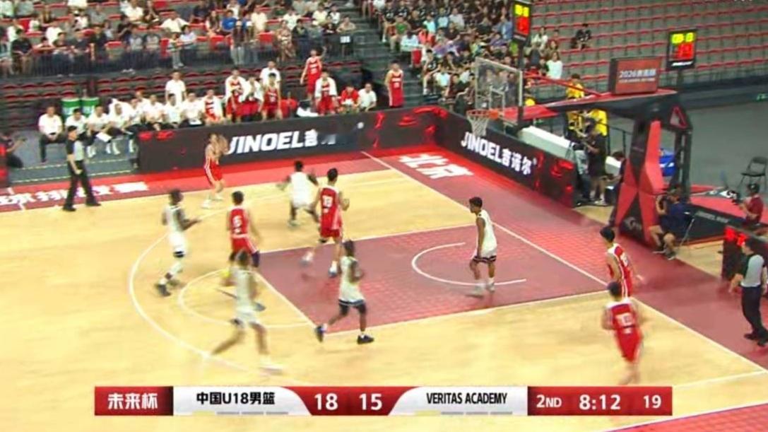 中国U18男篮破全场紧逼防守不足，险胜VA预科学院！
      本次未来杯国际篮球挑战赛在北京举行，参赛队有中国U18男篮、清华附中、美国CIA Bella Vista预科学院和美国Veritas Academy预科学院共4队。中国男篮U18男篮是以U18亚洲杯球员为主，其中三大内线赵博新、李俊贤