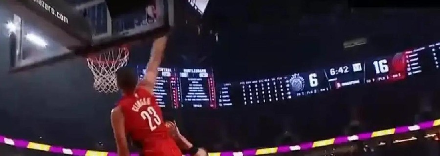 杨瀚森上赛季在NBA场均2.2分，命中率31%。今天他打一支英国球队，21分钟拿13分0犯规，全网在夸他进步了。
全场最值钱的不是13分，是0犯规。一年前他季前赛首秀，21分钟6犯离场。
上赛季到底多惨
2025年6月，杨瀚森在NBA选秀首轮第16顺位被开拓者选中。外界预估他是次轮。
常规赛打完，他