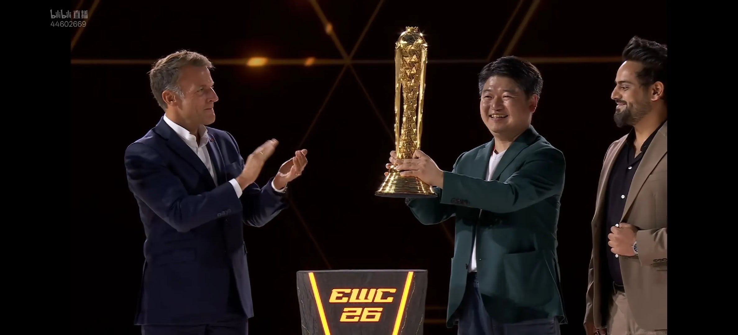 去年乐哥跟我说他们要做世界第一的俱乐部，我觉得他在吹牛逼，今年他们真做到了，还是马克龙颁奖，排面拉满了。帅啊 ​