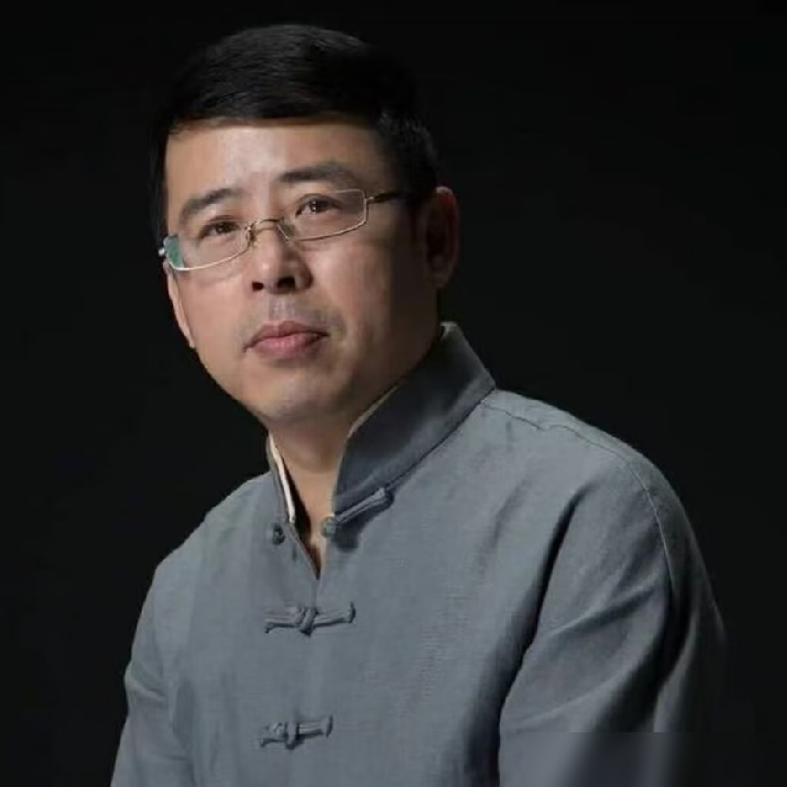 被地方协会通报冒用央视名义，结果上级总会连夜辟谣，阿丘这事反转得比翻书还快。
9月30号，桂林文促会发公告，说阿丘搞收费活动，擅自拿央视和文促会做信用背书，误导公众。通报一出，网上一片喊打。
结果10月1号，阿丘直接硬刚：活动合规，公告侵犯名誉权，要求道歉，还保留追责权利。紧接着，总会声明来了，