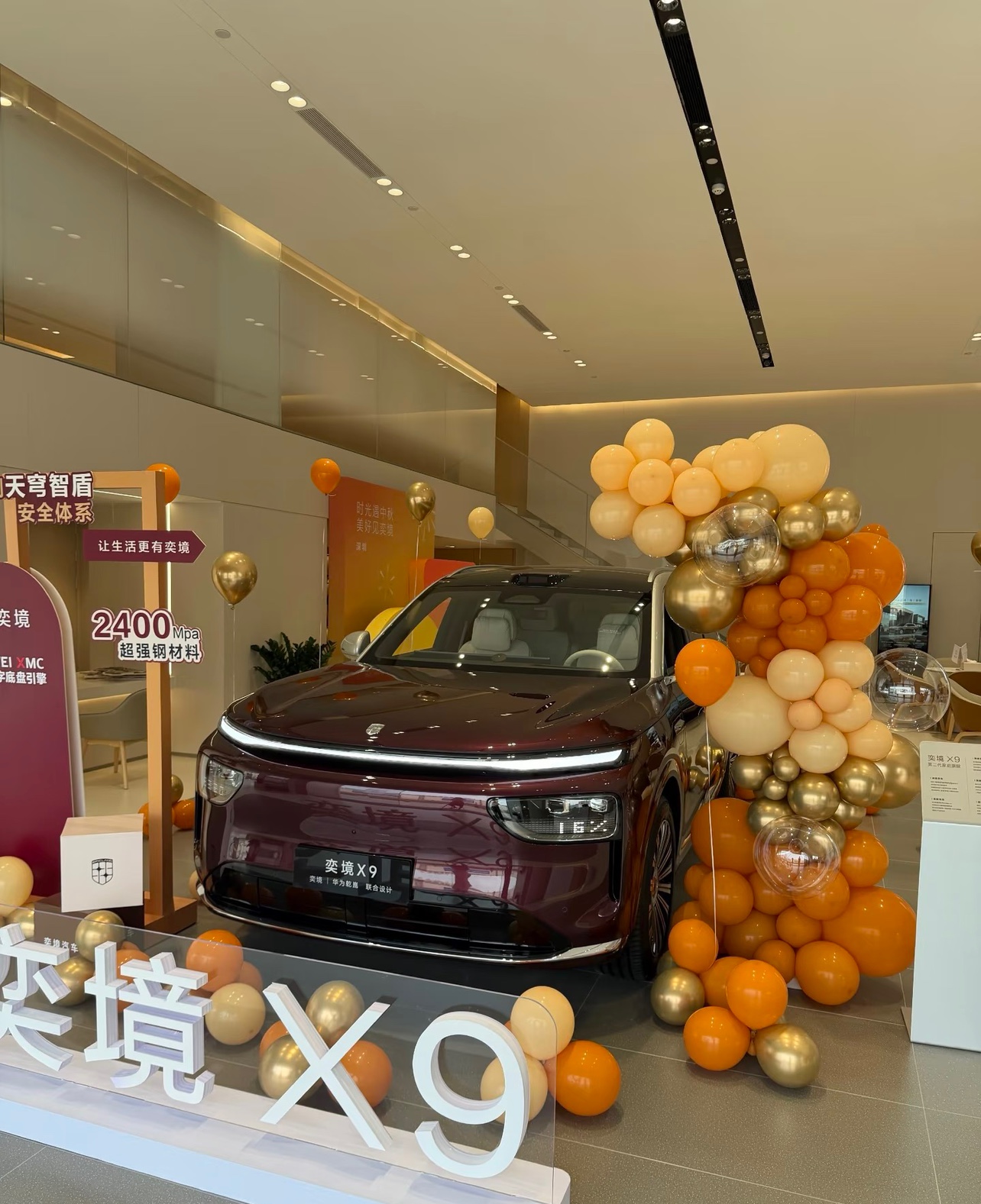 盘点几款热门豪华大六座：

• 宝马X7：豪华旗舰SUV，气场足，但价格百万起

• 奔驰GLS：内饰豪华感强，落地成本很高

• 奥迪Q7：老牌豪华，很多舒适、智能配置要额外花钱选装

这三台都是进口豪华车，想拿到6座，不仅预算要百万，好多配置还要单独加钱。

对比完它们，再来说说咱国产奕境X9，