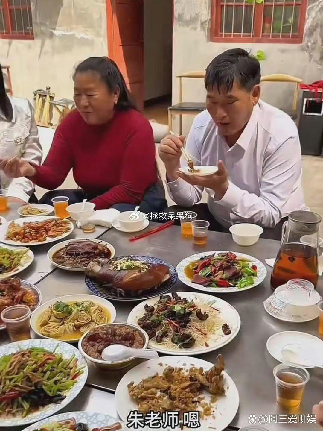 朱之文在老家院子里请亲戚朋友吃饭，一桌子摆得满满当当，全是农家菜，看着挺丰盛。但仔细一瞅，有不少菜其实是重复的，换了个盆又端上来了。 ​