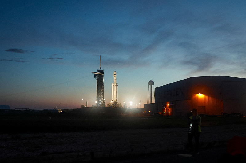 据悉SpaceXAI将更名为SpaceXSI ，
马斯克在政治上完全对齐白宫特朗普叙事，
获得更强的政治背书和品牌辨识度。
显然看一个人的立场，
不要看他说了什么，
要看他做了什么。
从Ai减速言论，
到更名，
显然不但没减速，
还大大提速。
中期看，
马斯克会进一步绑定美国国防订单
加快其太空算力