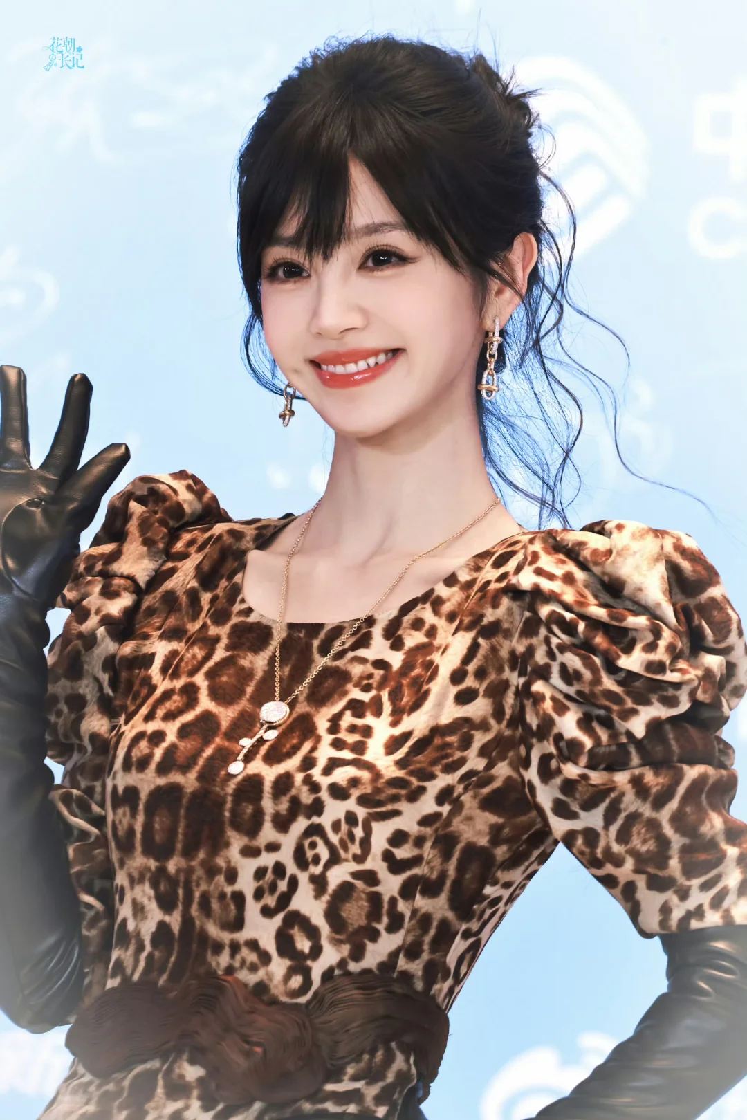 给田曦薇爱奇艺尖叫夜做的两款发型