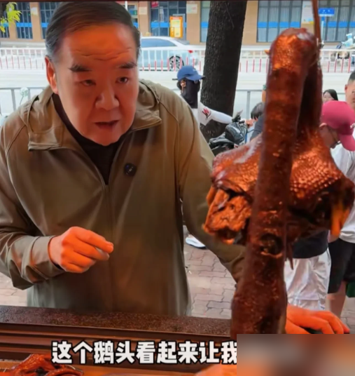 刘晓庆自爆和姜文的剧组旧情，姜文的做法打脸半个娱乐圈！
1986年拍《芙蓉镇》，23岁姜文和31岁刘晓庆因戏生情。被刘晓庆前夫堵门逼写保证书，姜文硬要加上一句因为我爱她。
后来两人平静分手，刘晓庆入狱落难，姜文砸钱请四个顶级律师辩护，托人送丝巾给狱中的她，只留两个字撑住。外界问为啥要帮，姜文直言