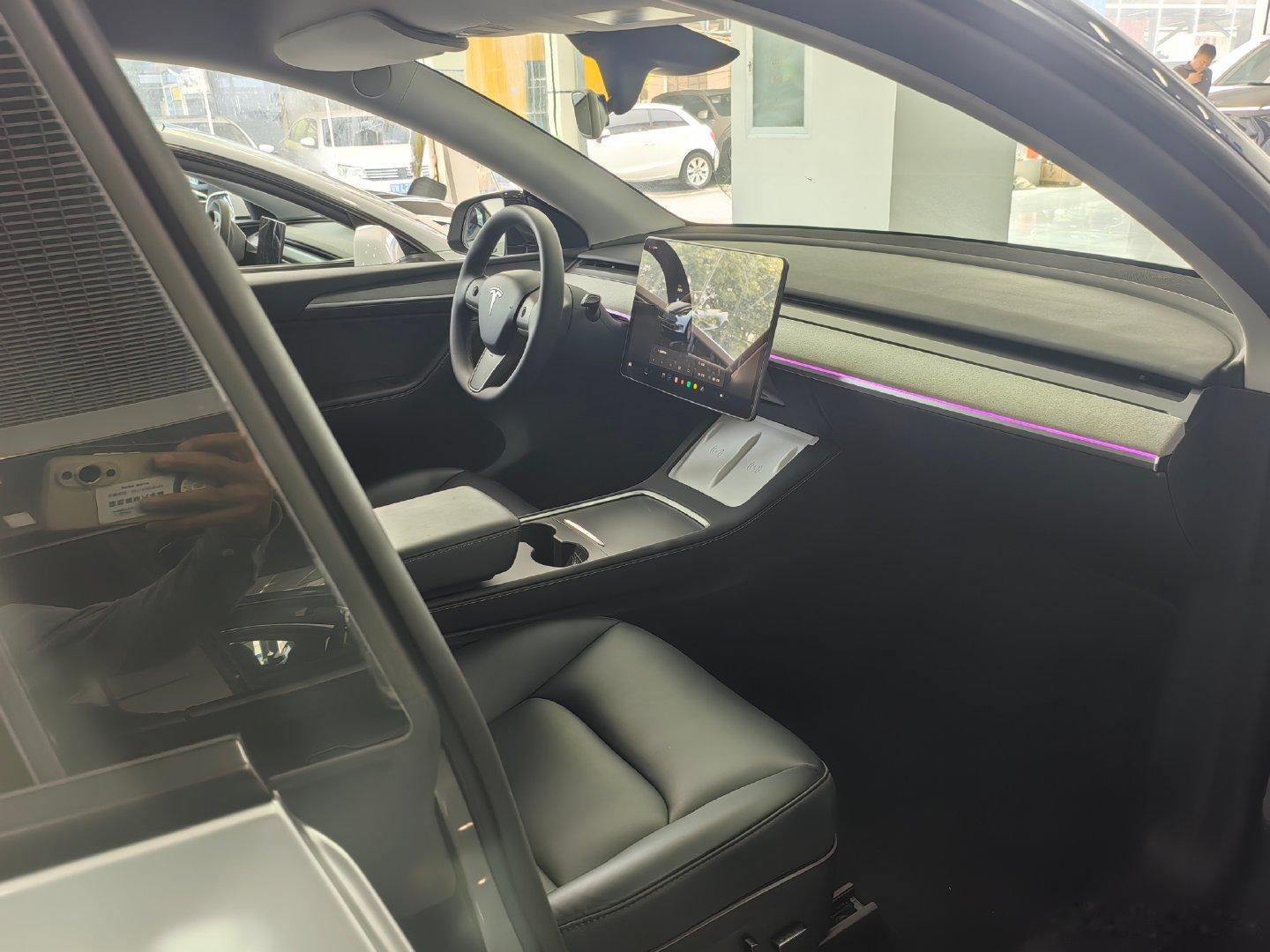 最新上架特斯拉Model Y 24款 长续航全轮驱动版 24年登记，综合续航688 实表五万公里，车况方面整车原版、查博士双SS、配置方面辅助驾驶芯片HW4.0 按揭首付三万左右提车！#特斯拉model y##好车不等人# ​