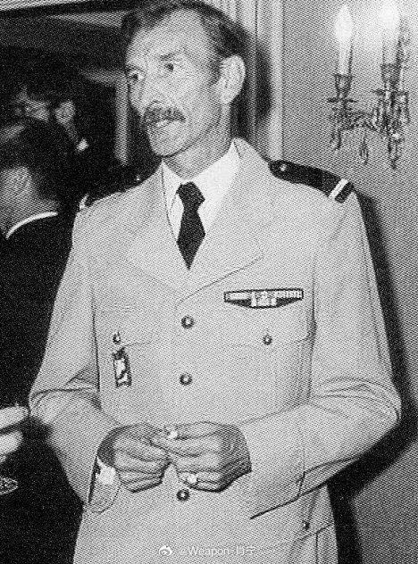 #照片中的历史[超话]# 苏联人如何阻止北约军官看似不经意的侦察？大卡车撞击战术
法国陆军准尉菲利普·马里奥蒂于1984年3月在东德与两辆军用车辆相撞中丧生。
马里奥蒂当时正在执行一项任务的一部分，该任务允许苏联、英国、法国和美国军队观察彼此在东德和西德地区的活动。在冷战期间。这些行动虽经条 ​