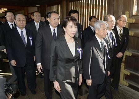 日本首相高市早苗完成内阁改组，对外释放想要稳定中日关系的信号，人事安排却做出相反的调整。
 
这次内阁调整，外交安保核心岗位的大臣全部保留，熟悉对华事务的官员被移出内阁。维新会成员首次进入内阁，部分曾经卷入黑金事件的议员重新获得任用。这样的人事布局，明显是为了收拢保守力量，压缩内阁里理性看待对华交往