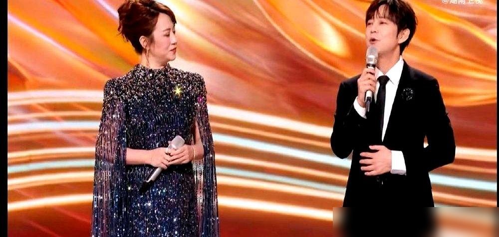 何炅拿金鹰奖，居然有人酸他靠记性好？真敢说。
圈里人早传开了，何老师真正的杀手锏是“接人”。录完节目不撤，挨个复盘嘉宾状态，谁今天话少了，谁情绪不对，他心里全有账。下次见面，递过来的不是话筒，是刚好需要的台阶。
从业快三十年，没塌过一次。你以为靠的是嘴皮子？靠的是把每个上节目的人都当人看。
这