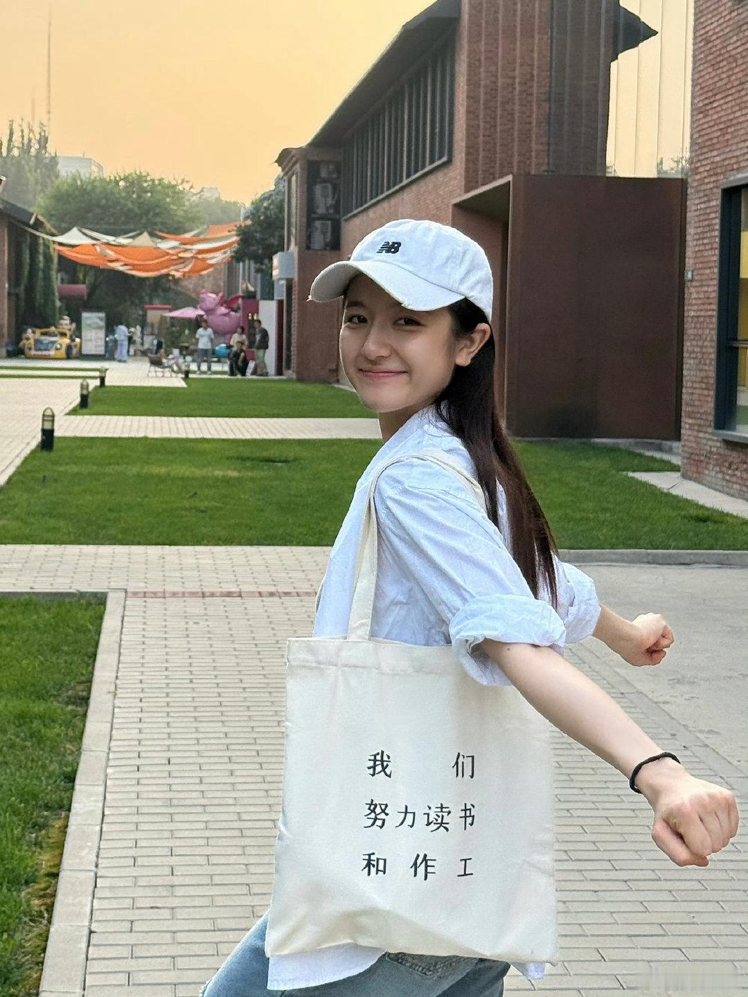 lld#李兰迪海岛舒服日志#💖#李兰迪王智慧#  

生活很好，记得微笑，众口难调，开心就好，希望你快乐，今天，明天，天天 
 
​