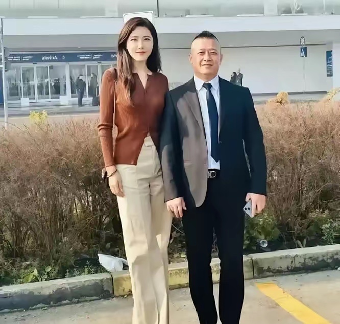 有件事。我憋很久了。曾黎49岁还没结婚，好多人说她孤单，可她日子过得比谁都明白。
早上起来浇花，经纪人发消息问综艺去不去。她看了一眼，没回。中午煮碗面对付一口。下午王子鸣骑车来接，俩人去了趟快拆的旧书店。她挑了本旧剧本，封皮都快散了。老板认出了她，没多问。回去路上买了串葡萄。晚饭两 ​