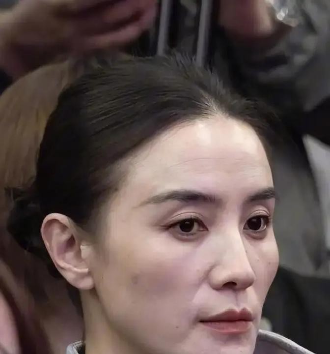 刘亦菲上一部戏在2023年11月杀青，到现在超过900天没进组。宋佳在杨天真的播客里说，自己很久没进组了。杨天真在同一档节目里说，今年开机率只有去年的30%。
这三个数字摆在一起，比任何行业报告都直接。
杨天真的播客叫《天真不天真》，2026年8月19日更新那一期，宋佳坐在对面。她说自己忙着做一些不