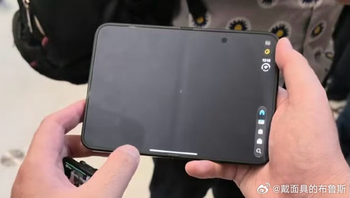 #iPhoneDuo 折痕# 苹果首款折叠屏没有空谈零折痕，这点还算务实。依靠纳米纹理和层间滑动结构，日常亮屏使用折痕几乎看不见，但物理局限摆在那里，强光斜角度或者息屏的时候，印记依旧清晰。

为了弱化折痕反光，内屏做成类似柔光屏的磨砂质感，屏幕通透度有所牺牲，屏下摄像头区域还会出现视觉反差， ​