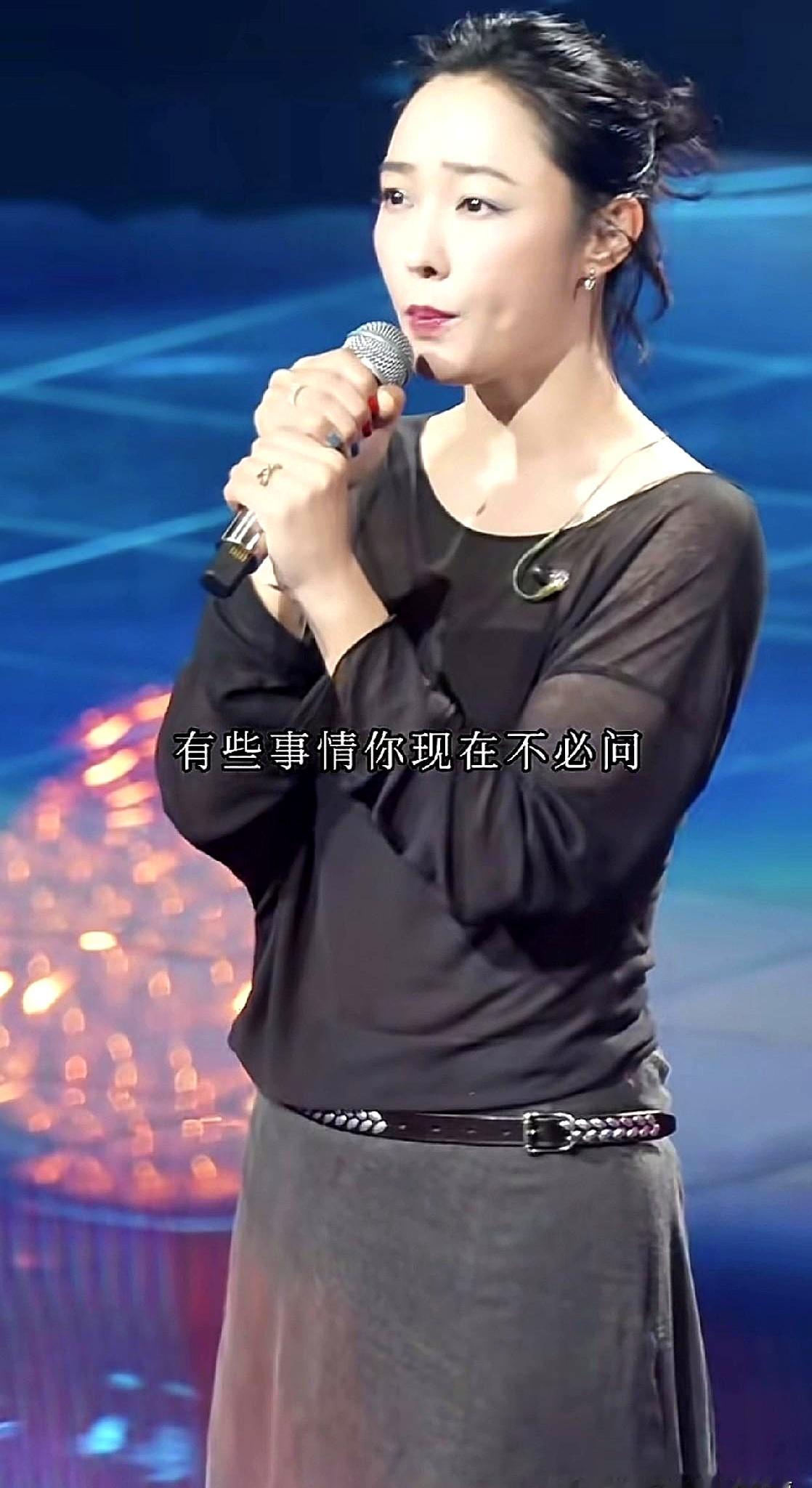 白百何一开口唱《梦醒时分》，台下不少人直接听沉默了
 

没玩任何声乐技巧，也没飙高音，那种在生活里摔打过后的疲惫与清醒，一张嘴全露了出来
 

这首歌从来不是给顺风顺水的人准备的，没在感情里狠狠栽过跟头、撞碎过南墙，唱不出那个骨子里的沧桑劲。当年铺天盖地的非议，还有婚姻崩塌后的狼藉，那些说不出的委