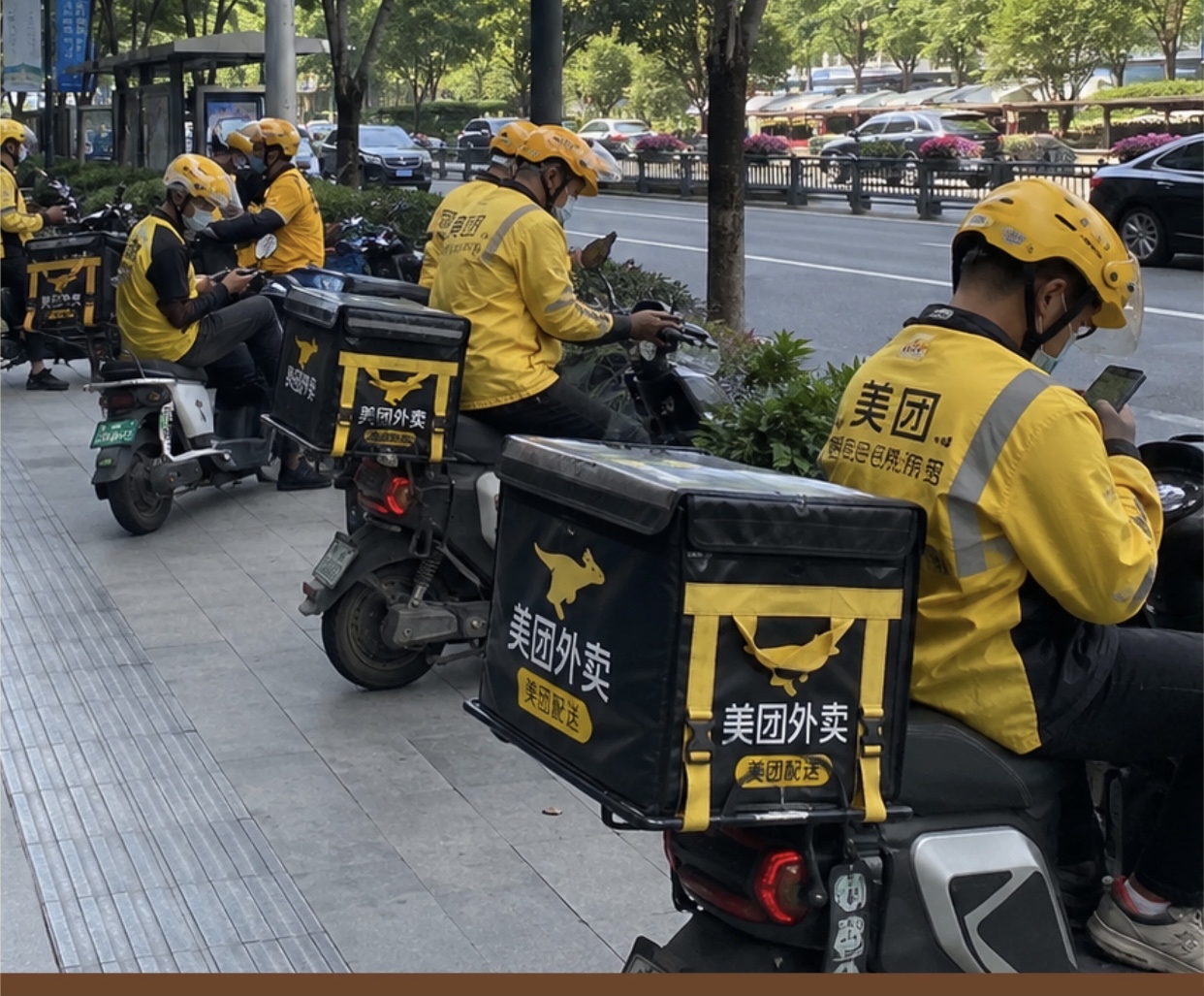 新规来了！骑手、网约车司机权益有法治保障

很多人分不清，这次是《新就业形态劳动者权益保障办法（征求意见稿）》，属于部门规章，正在公开征求意见，也是第一次专门把平台劳动者纳入系统化保障框架￼￼￼。

外卖骑手、网约车司机、货运司机、网络主播，这群穿梭在城市里的新就业群体，工作灵活，却常常遇到算法不透