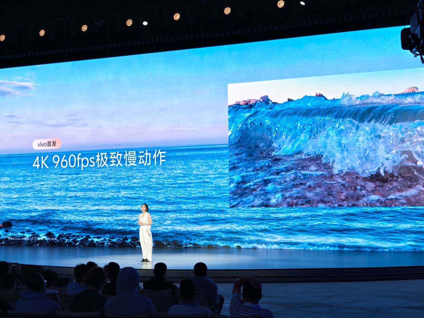 vivo X500 系列在视频拍摄方面实现三大电影级视频能力突破。

一是支持电影级 17EV 超高动态范围 log；二是支持原生录制 4K 240fps 电影级慢动作，并且能插值到 4K 960fps；三是超级视频追焦。  ​