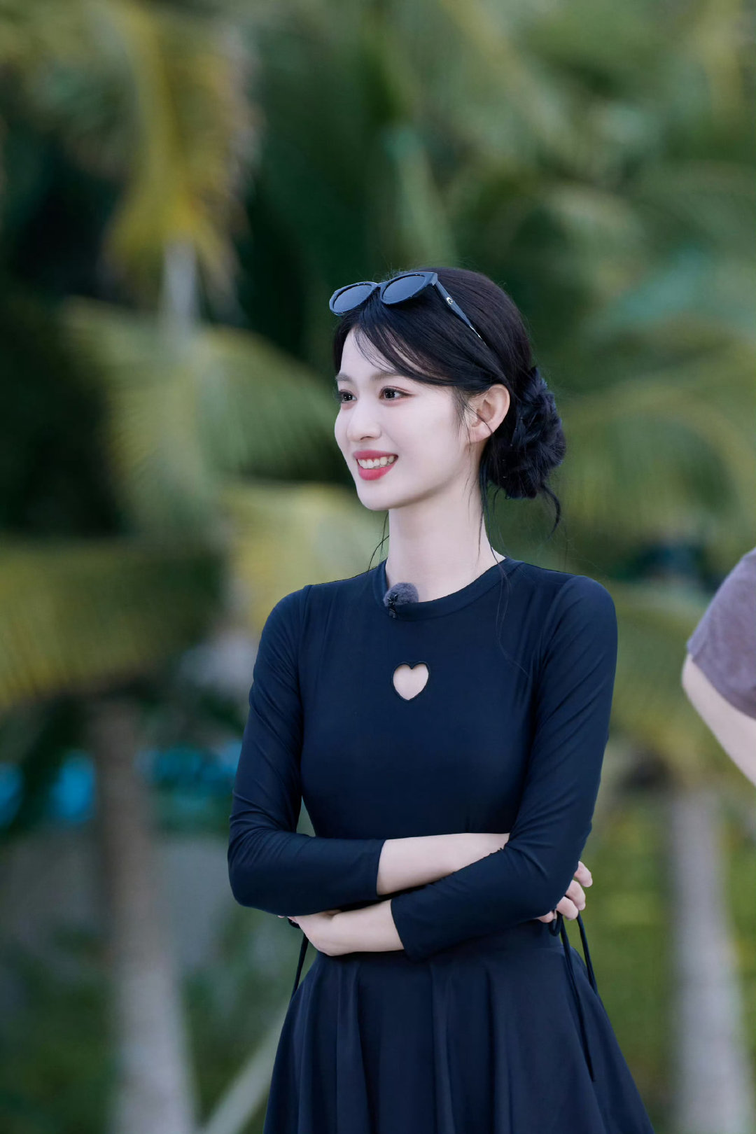 #王楚然的泳衣竟然被粉丝麻辣了#
可是我感觉这也不算暴露吧？没有露出什么不该露出的地方啊。一个小爱心应该就是拿来区分男生和女生衣服的吧，毕竟都是黑色服装组怕演员们穿错。我觉得她穿着很好看呀，姐姐特别漂亮[期待] ​