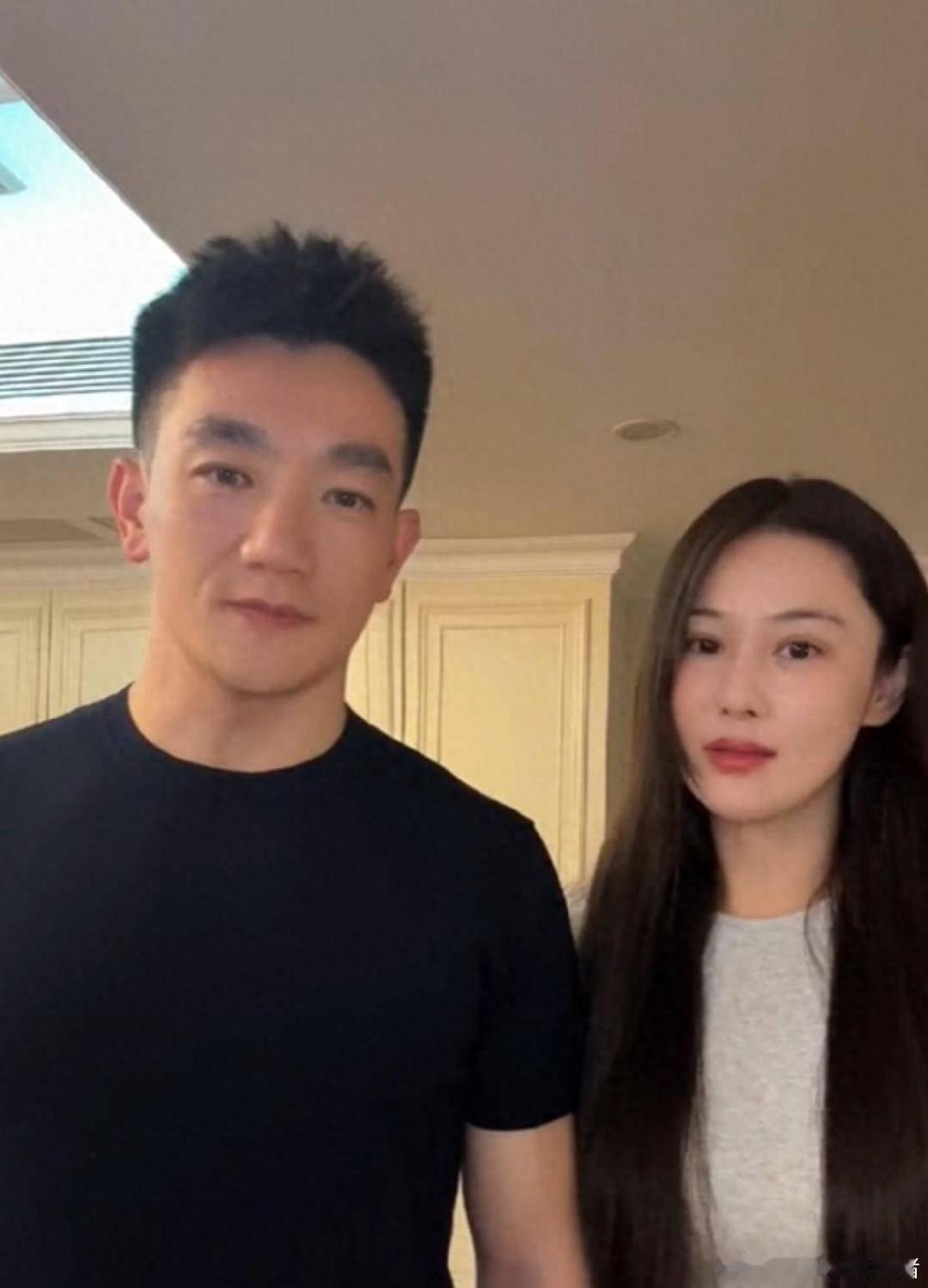 何捷领着妻子张馨予一起为老战友送新婚祝福，模样比老婆看着成熟不少，但军人气场依然超级足。 ​