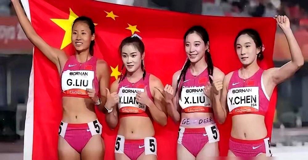 亚运女子接力夺冠，很少人注意到刘峡君肚子上横着一条贴布，上面印着英文字母“GEDEER”。

主力葛曼棋四天前刚坐轮椅离场，临时被推到第三棒的刘峡君赛前压力大到发虚，反复怀疑自己到底能不能顶住。后来她把这张贴布贴在跟葛曼棋纹身差不多的位置，梁小静也陪着她一遍遍抠起跑细节。

当替补不再想着“千万别出