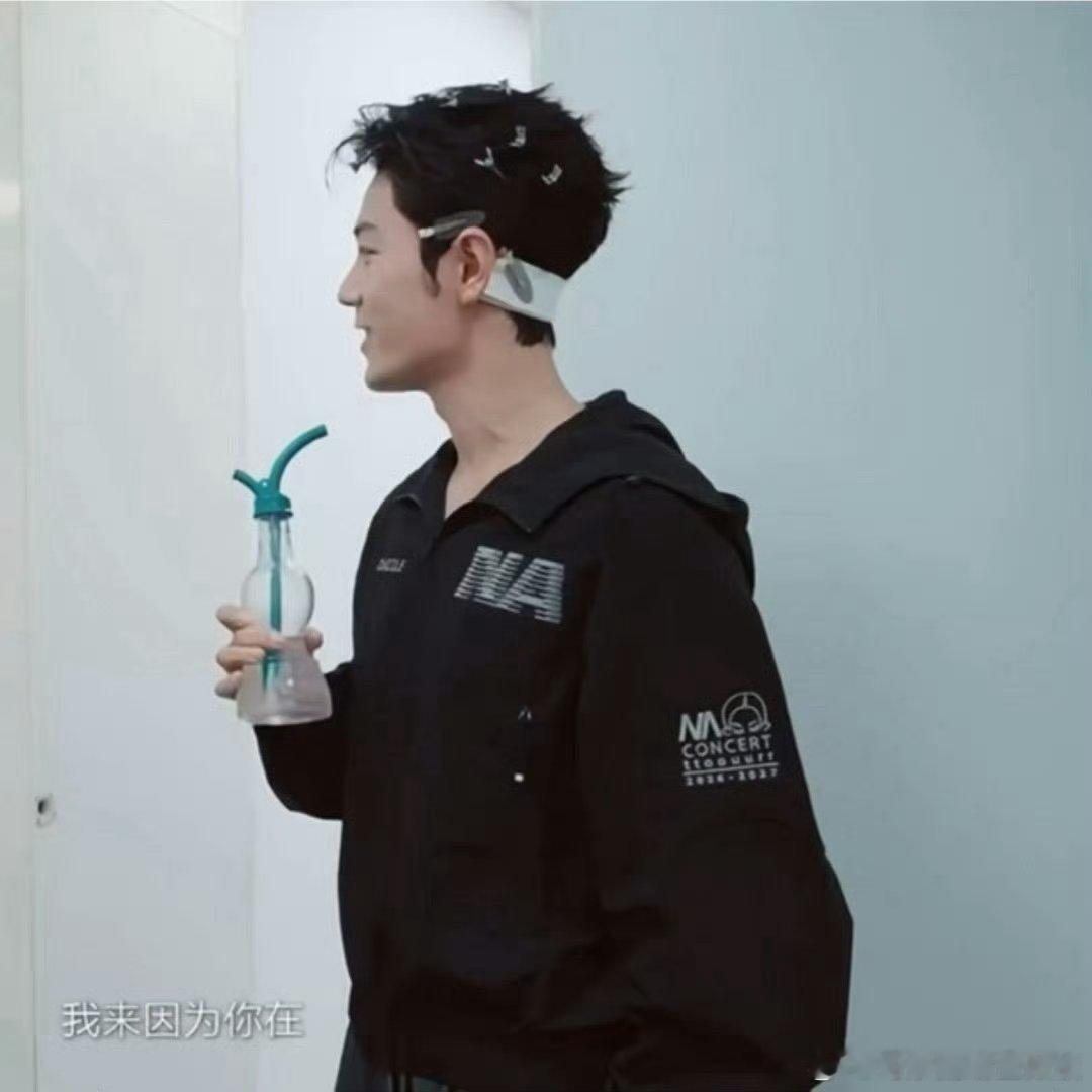 #那英工作室发了肖战#特别独特的小刺猬[坏笑][坏笑]我第一次见到那姐肯定是在肖战演唱会上（祝我抢到原价票） ​