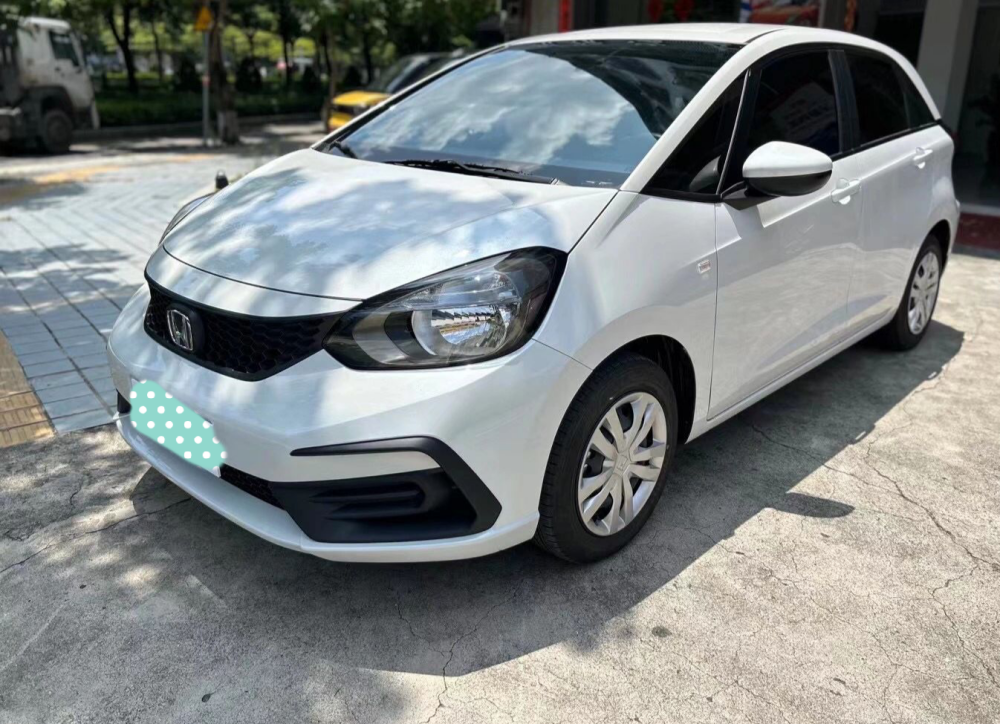 二手飞度真的是新手练手首选？看懂行情再决定
在小型两厢轿车市场，本田飞度一直保持很高热度。很多新手练手、城市短途代步都会优先看它。二手市场车源充足，流通速度快，后期转手亏损很小，保值率在小型燃油车里属于第一梯队，正常保养的车，开两三年再出手，折损幅度远低于同级别的多数车型。配件到处都能买到，维修门店