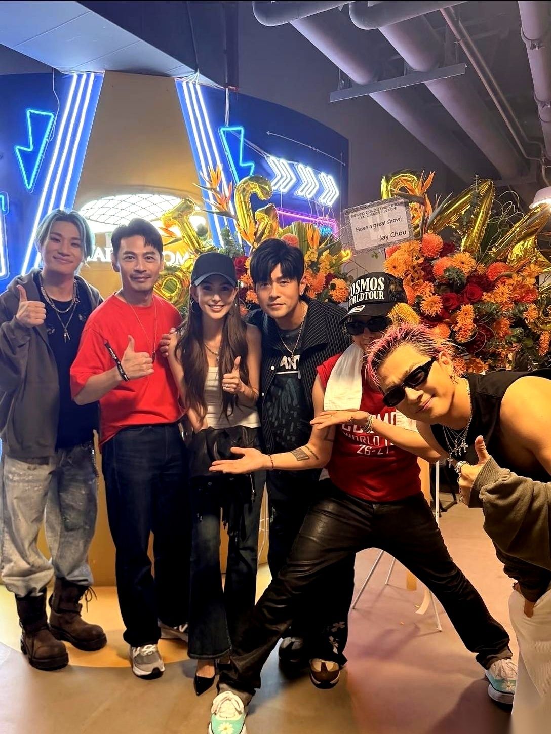周杰伦不仅带昆凌去看了BigBang台北演唱会，还把权志龙请到了自家露台喝香槟合影。
平日里走到哪都是别人仰望的华语顶流，私底下却主动当起了做客招待的那个人。
同样是圈内公认铁粉的小S还没在台北这场演出的观众席里露面。
很多人总觉得巨星跟巨星之间天然带着防备，私下碰面少不了暗暗较劲。但真碰到自己打心