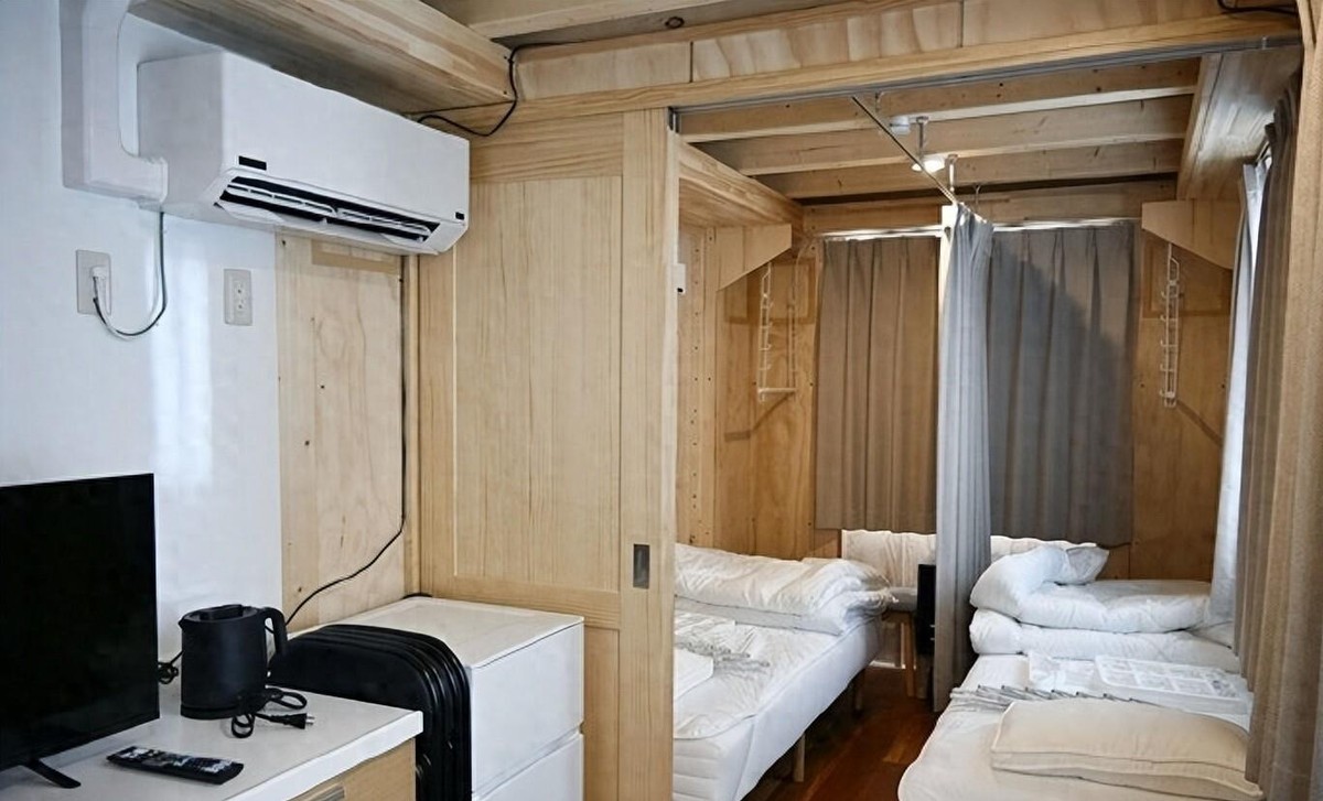 住漏水的集装箱、睡伸不直腿的床，名古屋亚运会连自家选手房间都能分错，现在台风又逼邮轮跑路，这比赛还怎么比？
韩国篮球协会副会长郑在勇的一句话，撕开了这场赛事最尴尬的切口：身高超过两米的运动员，在集装箱房间的床上连腿都伸不直。这不是某家廉价青旅的差评，而是2026年名古屋亚运会运动员的真实住宿体验。亚