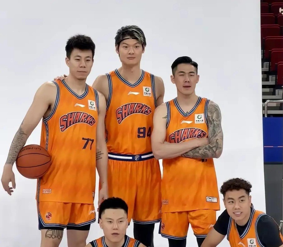 上海签下拉塞尔麦基组三NBA外援，北京揽赵睿陈盈骏配布朗，京沪两种建队思路谁先崩？
上海男篮10月2日正式官宣拉塞尔、麦基和古德温三名外援全部就位，CBA卫冕冠军的军备竞赛正式落锤
但就在官宣前不到一周，北京首钢用一份总成本约320万美元的合同把总决赛MVP巴里·布朗从广厦手里抢了过来，年薪240万