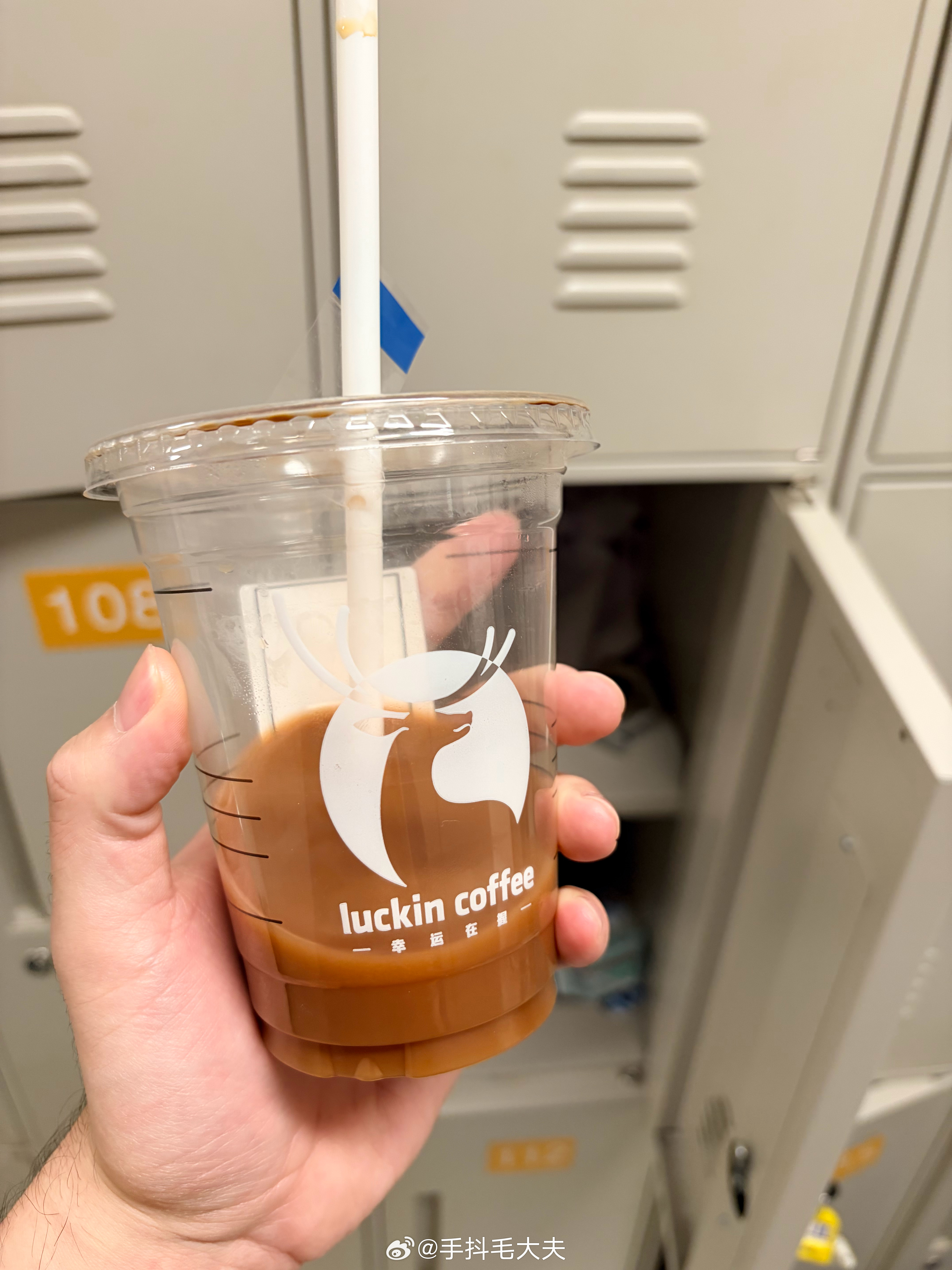 疯狂手术日……晚上七点半，俺还在手术室的更衣室里喝咖啡……还有谁[允悲...