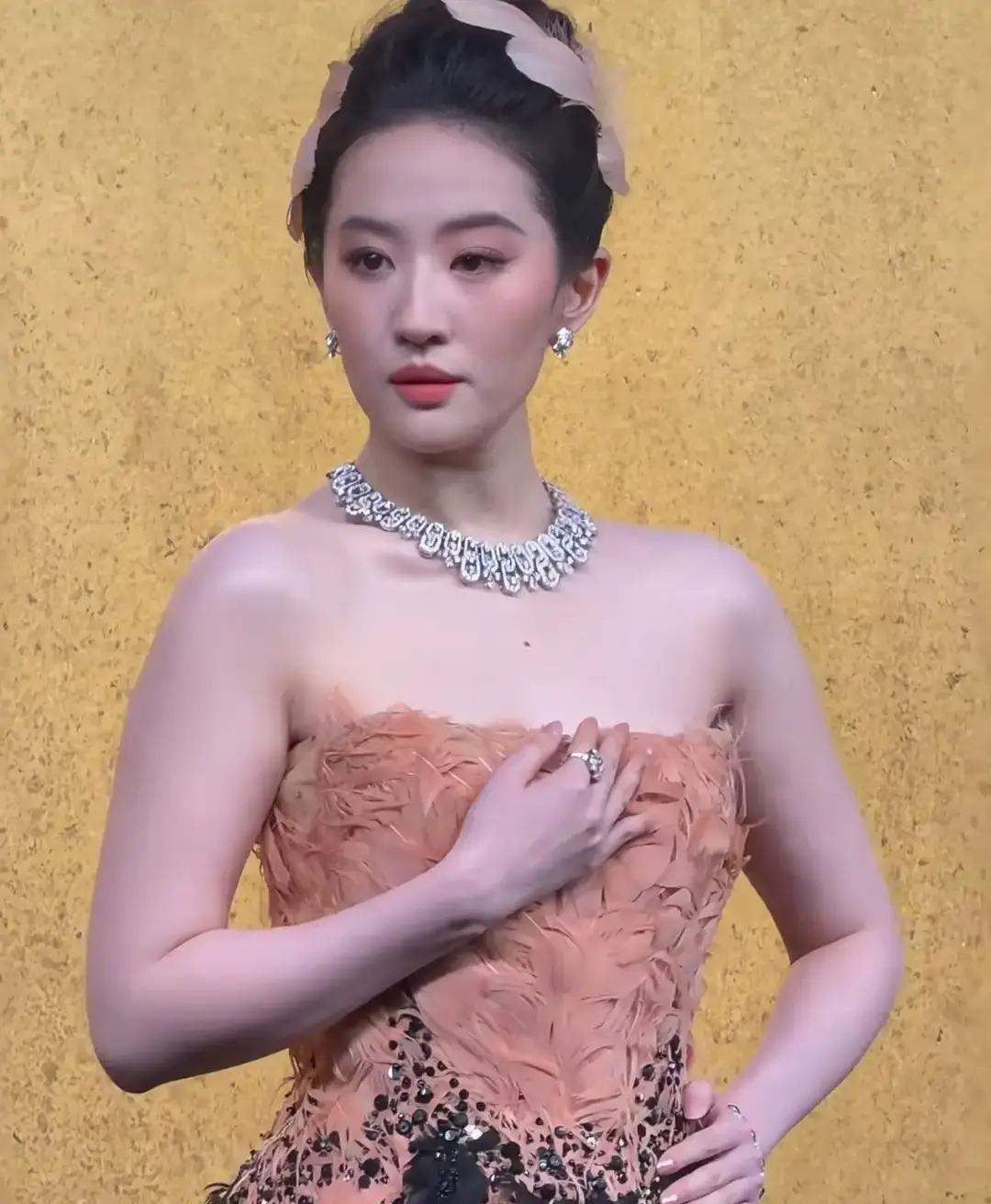 刘亦菲红毯上睫毛掉了，竟然没人提醒，硬生生把眼睛给压疼了。真是尴尬得不要不要的，旁边的人都不知道演啥，难道大家都怕说啥吗？欧阳娜娜倒是活脱脱一股自然感，没抠妆没绷脸，给人舒服的那种。

陈昊宇那油画风本来就不合大场面，人物该静置才对，一动起来简直就像色块乱飞，好像给粉刷匠打了广告。别说红毯，连拍照都