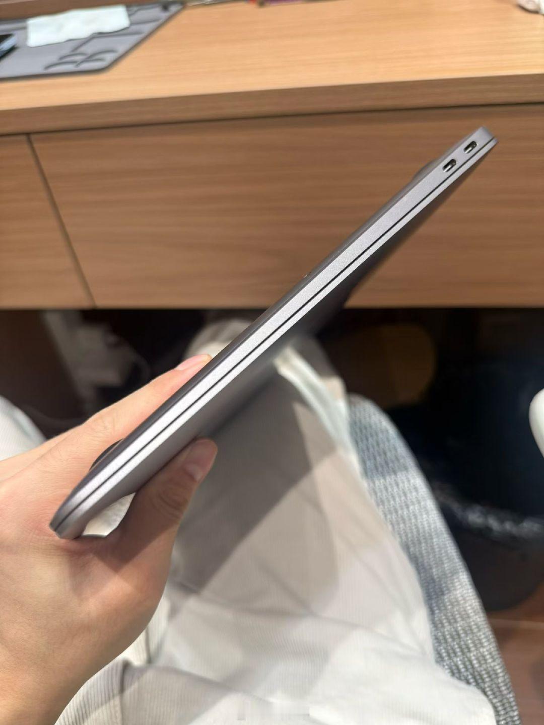 Macbook air  2020款 8+256g 
电池98% 循环32次 基本无使用
M1芯片 全原装成色 非常不错  ​