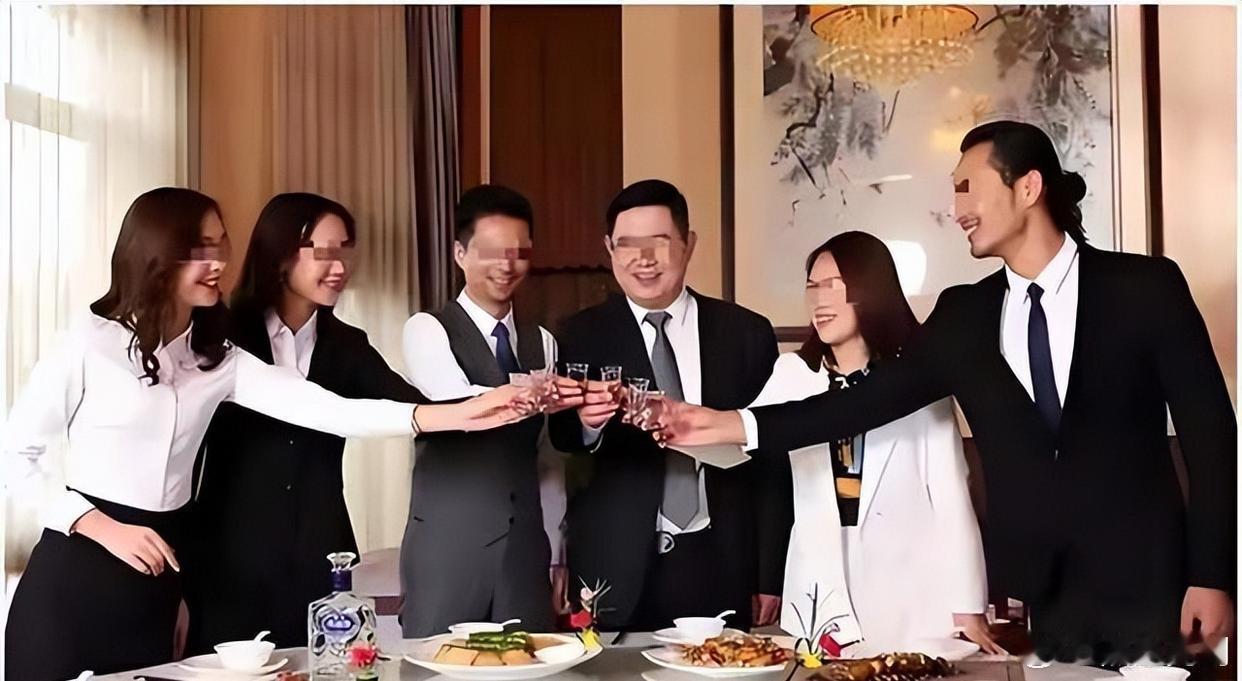 60亿项目撕开丑陋酒局，大报深夜重磅发声，这几条信号到底意味着什么
￼
堂冠
2026-08-21 13:03陕西
关注
AI导读
听全文约5分钟
一顿原本看似平常的商务饭局。

谁能想到，到头来竟然闹到了有人被免职、有人被立案的地步。

这件事前段时间闹得沸沸扬扬。

在一个挺高档的商场包厢里，几个人聚在一起吃 ​