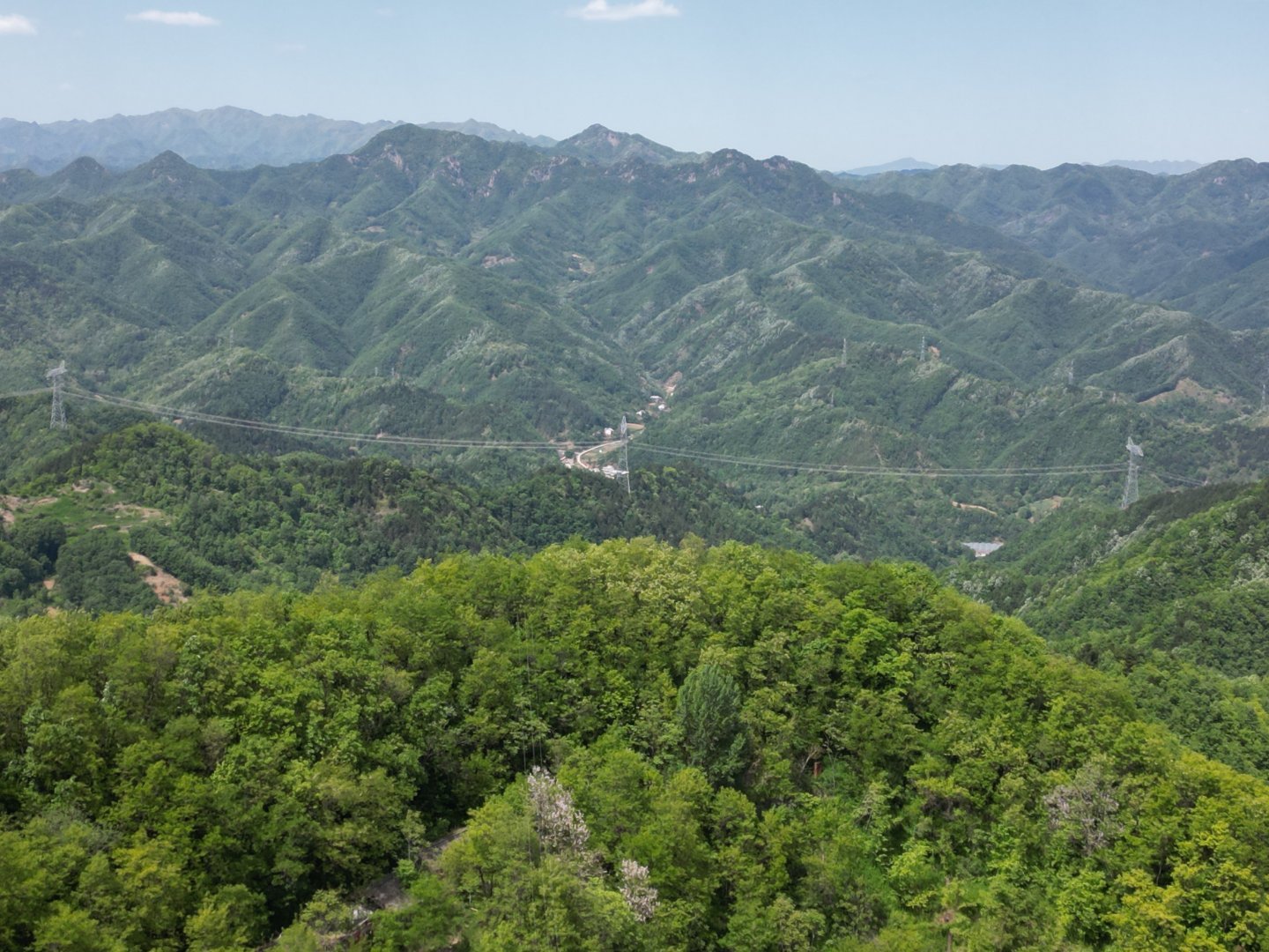 秦岭深处，丹凤马蜂沟。铁塔仍指向天空，信号却已沉寂多年。塔下当年壮观的...