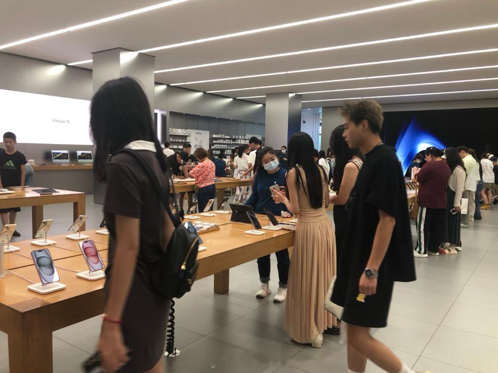 【最快10月到货，#苹果客服否认iPhone18Pro饥饿营销#】9月12日晚20:00，苹果iPhone 18 Pro系列正式开启预售。而官网及各大电商平台开售即告售罄，不少消费者质疑苹果官方搞“饥饿营销”。在Apple官网和各大电商平台搜索发现，首发售罄后预定iPhone 18 Pro系列，预计最快到货时间为10月份。
针对消费者 ​