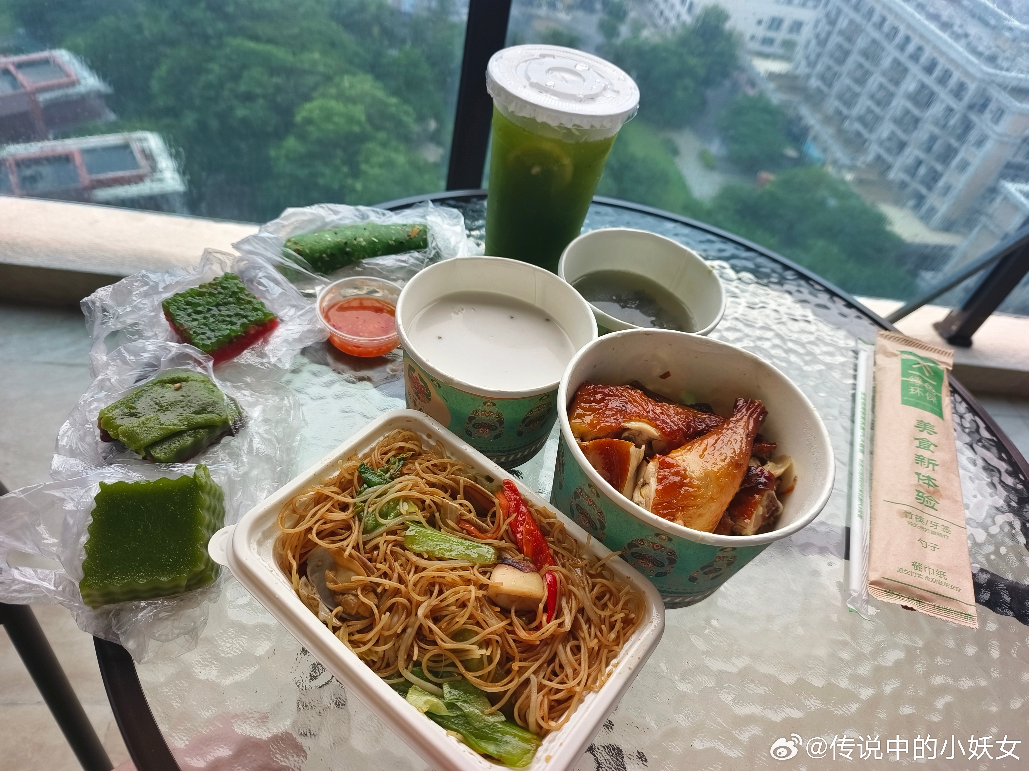 【万宁】上午醒来后约九点十点开始下雨，一直下雨没停过，躺到中午感觉出门没戏，于是点了外卖，兴隆南洋风味（神州半岛店），海鲜炒米粉、南洋香茅烤鸡、南洋清补凉、斑斓椰卷、斑斓红豆糕、马六甲西米糕、七层糕、泰式香茅渣渣绿。

坐在阳台上，遥望海景，吹吹高楼飘雨海风，品尝美食，这感觉这感受 ​