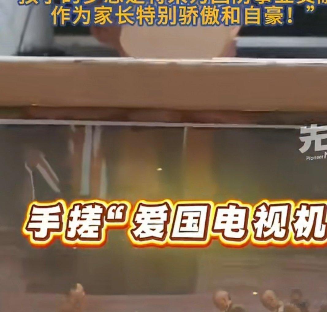 #13岁男孩2小时手搓爱国电视机#没有买现成的手工套材，就凭着平时攒的小零件和满肚子的心意，13岁的小男孩花了整整2小时，一点点拼出这台会亮的爱国电视机，为国庆添上了一份独属于少年的浪漫。#13岁男孩手作爱国电视机迎国庆# ​