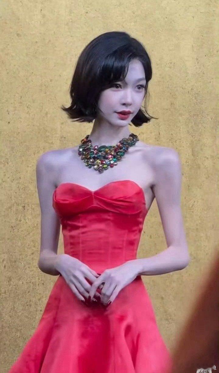 吃瓜都吃不上新鲜的
他们俩竟然是情侣
等到他们分手了才知道他们曾经是情侣
娱乐真是一个圈
最近易梦玲暴瘦上热搜了
#胡彦斌易梦玲因表演训练营结缘# ​