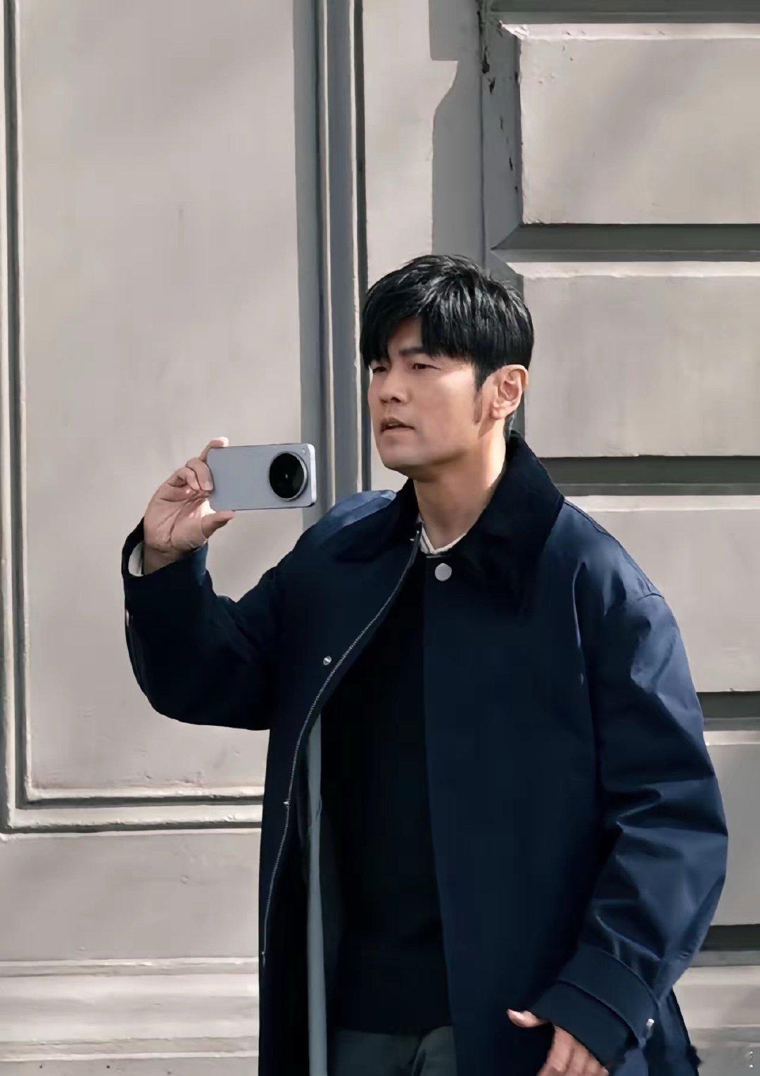 vivo X500系列的物料好像慢慢漏出来了，墨尔本街头拍到周杰伦的拍摄画面，大概率是新品广告。机器后背那个大圆镜头模组看着辨识度很高，传闻还有Pro Max版本。小直屏加上潜望长焦，这套配置还挺戳喜欢小屏旗舰的人，就等官方后面官宣了。#数码资讯# ​