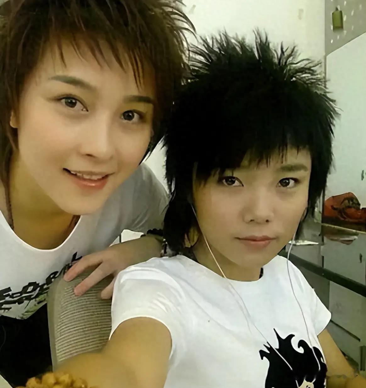 厉娜恨了十几年的事，许飞一句“不记得”就给打发了。

2006年超女，厉娜和许飞好得穿一条裤子。厉娜私下跟许飞聊过自己解约、接私活的规划，结果这些话被传到了公司高层耳朵里。厉娜被雪藏，2011到2014年行程几乎空白，她自己说那是“人生至暗时刻”。

十几年后的现在，两人上《后会友期》，厉娜当面把事
