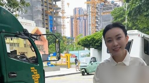 她跟孙红雷张嘉益的传言传了十几年，结果全是假的。
当年《征服》里演李梅，多少观众真以为她跟孙红雷好过，后来跟张嘉益搭档又被传，传得有鼻子有眼。其实人家就是戏好，演啥像啥，观众入戏太深。
37岁那年她悄没声嫁了个做外贸的圈外人，没办婚礼没炒作。现在结婚12年，两口子丁克，日子过得稳稳当当。她也没退