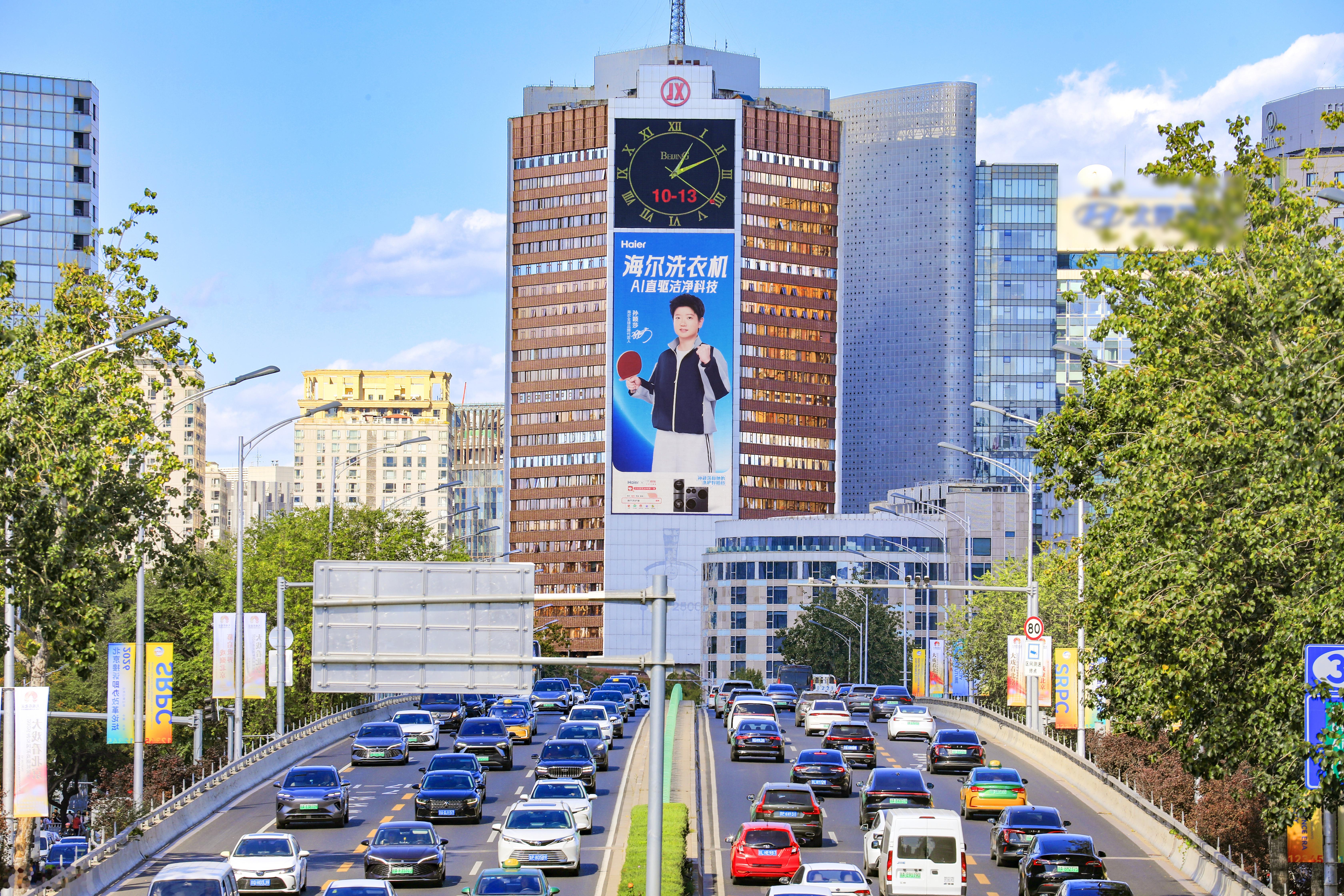 #爱你的人会记得你的来时路#看到海尔大屏投放的内容，才明白有一台懂自己的家电是多么重要，也明白为什么孙颖莎会成为海尔的全球品牌代言人！

当你在厨房做饭，再也不用去一边炒菜一边手动调整油烟机的吸力，烟灶能自动联动，Ai调节吸力！当你打开空调，也不用来来回回调温度和出风口位置，空调AI人感 ​
