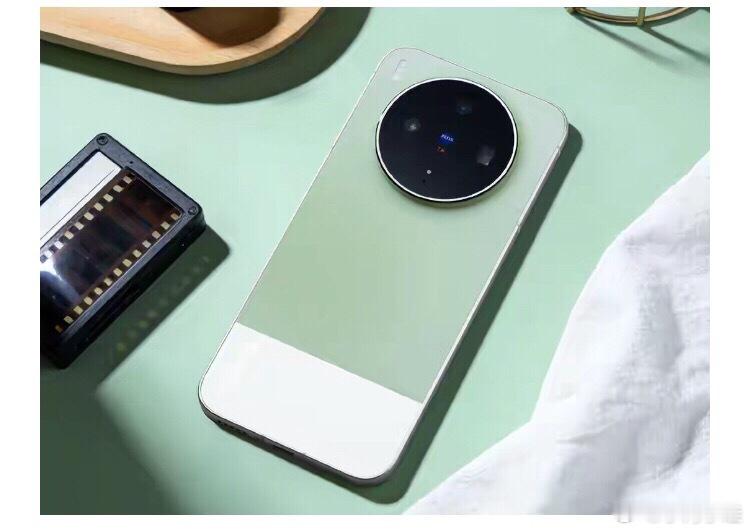 vivo X300s同样把重点放在影像，不过机身控制得更加轻巧，217克重量配8毫米机身，日常拿着不会像传统“影像大砖头”那么累。天玑9500配LPDDR5X Ultra和UFS4.1，性能属于旗舰水平，6.78英寸1.5K OLED直屏支持144Hz LTPO，流畅度和显示效果都在线。后置蔡司三摄采用2亿像素主摄+5000万像素超广角+5000万 ​