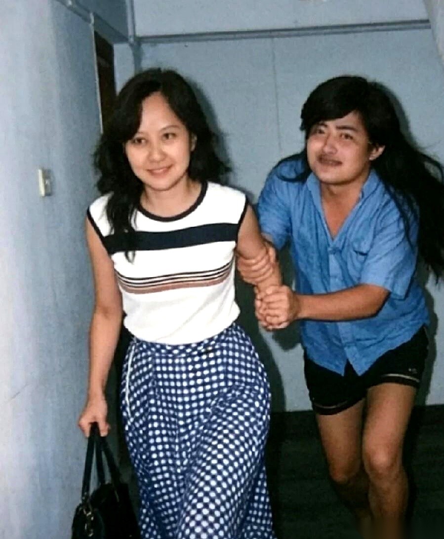 1988年25岁的刘欢去领证时，把蓝衬衫系在腰间，脖子上挂着一块电子表。
后来在舞台上唱《好汉歌》、被冠上“音乐教父”头衔的人，当时腰侧别着小包，留着利落短发。
如今不少穿搭博主还在对着他和卢璐当年的那张老照片找搭配灵感。
说实在的，现在很多人活得太累了。
出门恨不得从头武装到脚后跟，拍照要找角度，