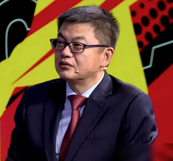 苏群说亚运会打的是臭棋篓子，我听完直接把最终名单摔桌上了。
杨瀚森回波特兰了，篮协放行，支持他冲NBA轮换。周琦没伤，是自己夏天没跟队，战术脱节被刷。赵睿伤病，赵继伟膝盖积液加喉咙旧伤，崔永熙程帅澎也都挂了。
再看看场上，对手几个NBA的也没来。
剩下的12人：廖三宁、余嘉豪、赵嘉义这帮人，哪