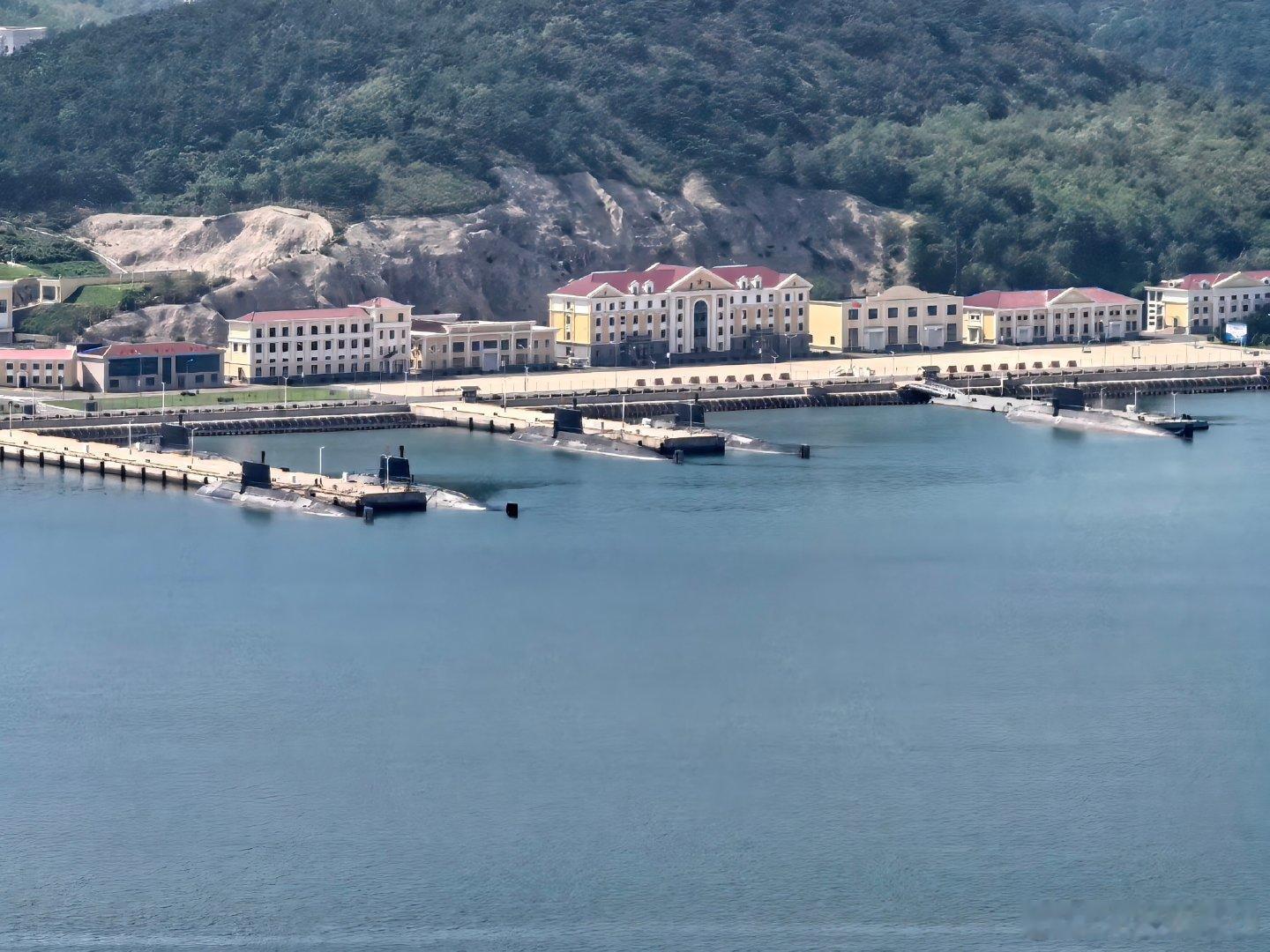 9月5日  旅顺:  旅途顺利之意
1.登白玉塔之顶，原名表忠塔，日本帝国主义侵略的见证，又称耻辱塔。273级室内台阶
2.俯瞰旅顺口，昔日甲午海战耻辱日，今日军港之夜发源地，港内有840救护舰、驱逐舰119、123，还有对面的三艘潜艇。
3.感受黄渤海分界线
4.扬扬硕士论文答辩顺利通过[good][good][good] ​