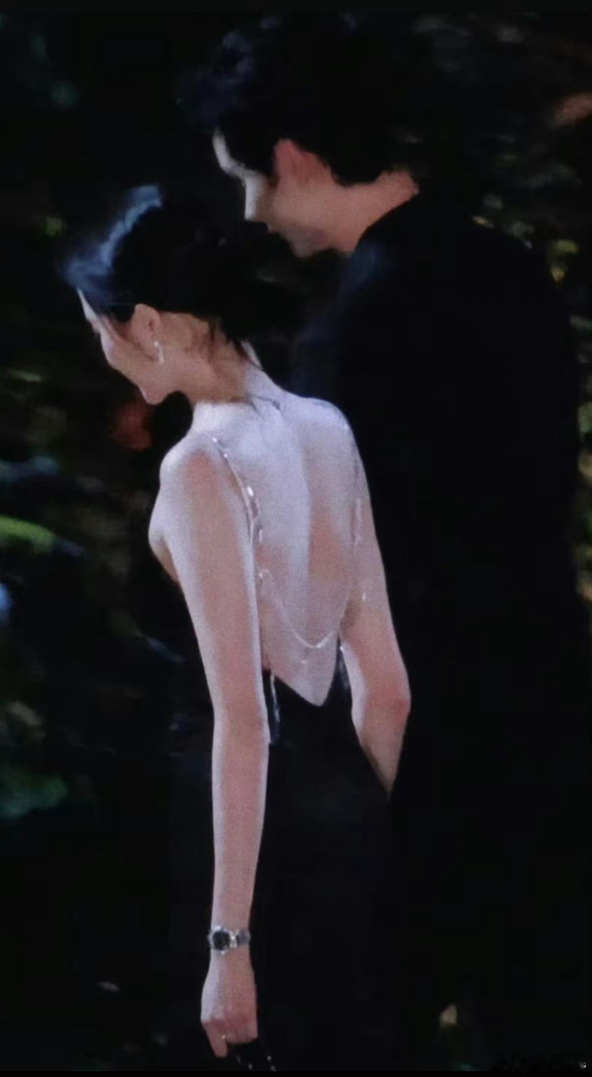 关晓彤这个背链另一种气质太美啦 ​​​
