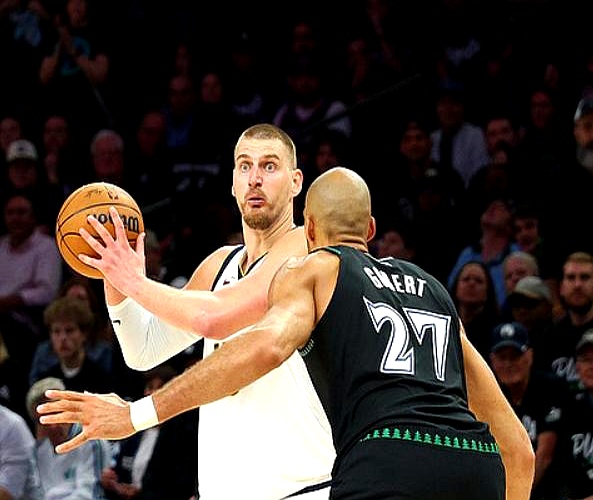 三双王，命中率33.8%？！    这数字简直离谱……    过去三场...