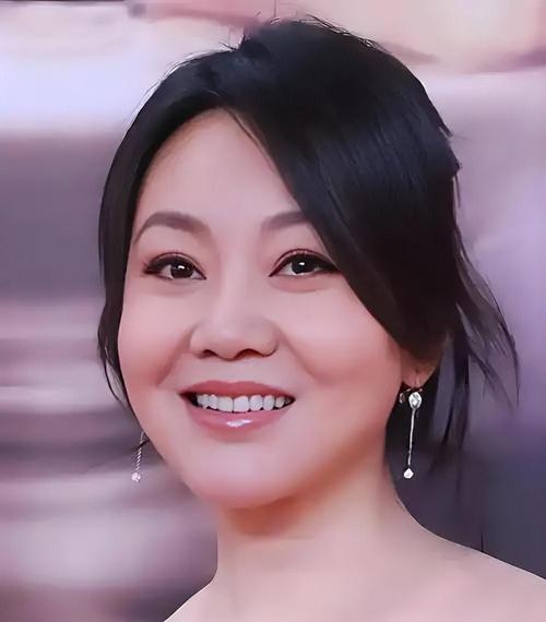 不设门槛、绝不将就！倪妮大方吐露单身真相，太真实通透✨
 主持人问倪妮icon:“你现在有男朋友吗？”倪妮摇头:“没有。”主持人问:“是不是公司不让你谈恋爱？”
 
倪妮说:“不是，他们还是很尊重我的意见，很为我着想，只是我自己没有遇到对的人。”
 
主持人又问:“是不是你的门槛太高了？”
 
倪妮