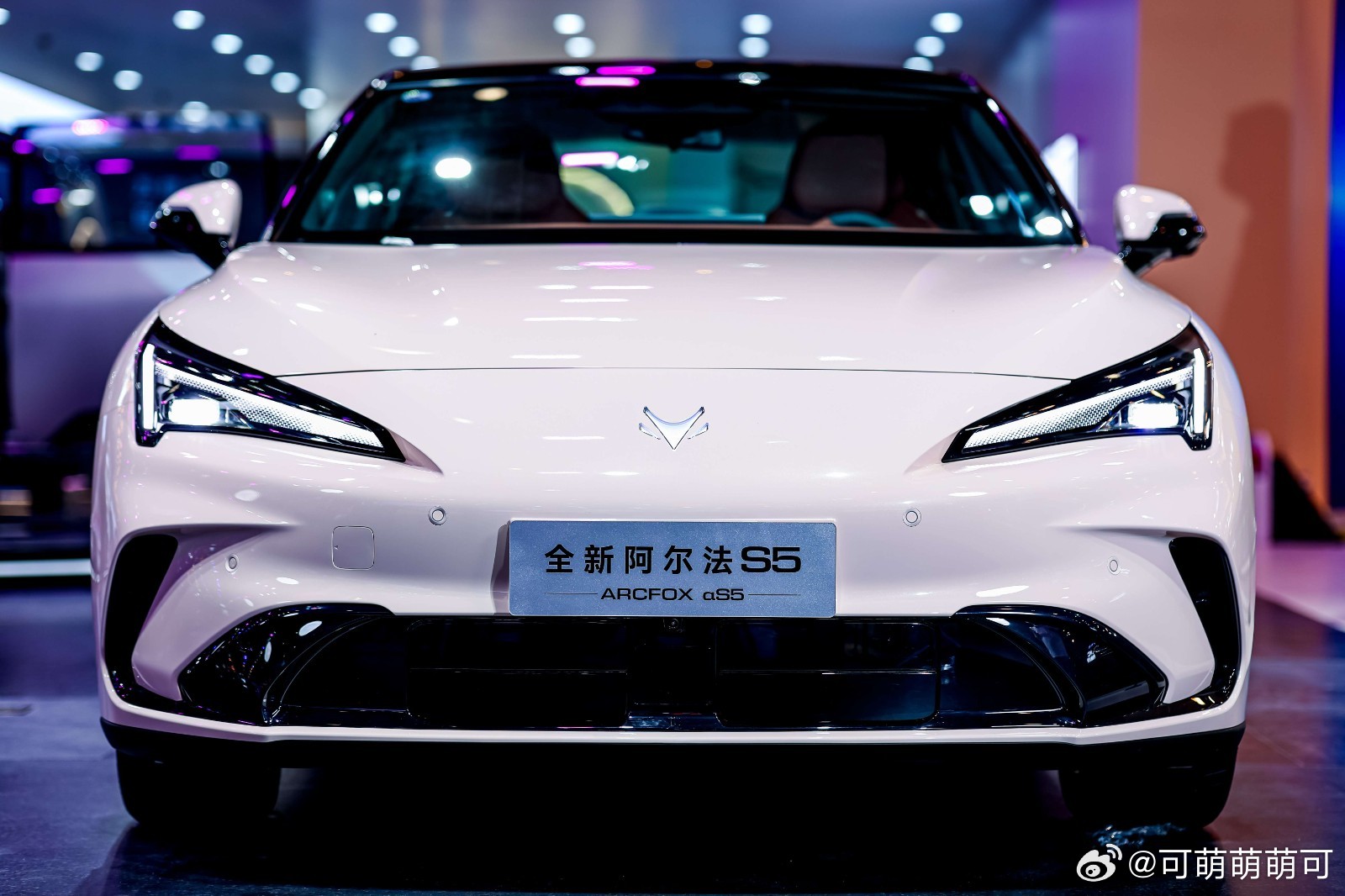 平时开车喜欢提速爽快的，找10-15万纯电轿跑动力强的，试驾极狐阿尔法S5之后，推背感真的很到位。电机输出响应很快，踩下电门动力随叫随到，不会拖沓，超车的时候信心很足。四驱版本动力更猛，起步爆发力亮眼，就算是日常两驱版本，提速表现放在同价位里也很出彩，还有多种驾驶模式可以切换，想温和代 ​